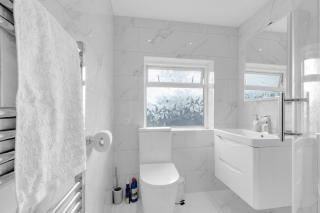 4 Bed - Sleeps 8 - Free Parking - Garden - 3