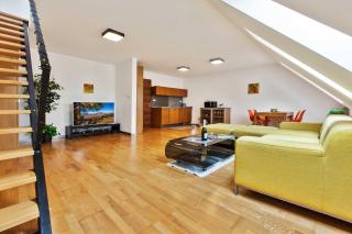 Dolná - mezonetový apartmán na námestí - 0