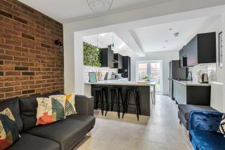 Stylish 5 Bedroom 5 Bathroom House Sleeps 10 with Garden, Smart TV and Free Parking by Yoko Property - 8
