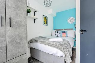 Stylish 5 Bedroom 5 Bathroom House Sleeps 10 with Garden, Smart TV and Free Parking by Yoko Property - Coventry - 6