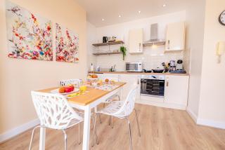 Spacious Modern & High Ceiling One Bedroom Apartment - Cardiff - 1