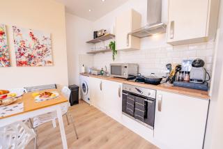 Spacious Modern & High Ceiling One Bedroom Apartment - 7