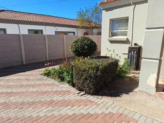 Chic and Secure Phakalane Stay - Gaborone - 8