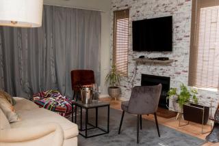 Chic and Secure Phakalane Stay - 6