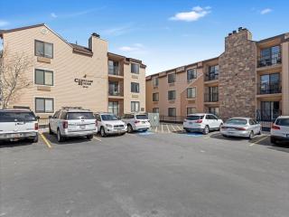 Cozy 1BR Condo Pool Walk to Ski Lifts & Downtown - 5