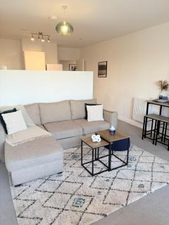 Modern 1-Bed Flat, Sleeps 4 - 7