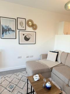 Modern 1-Bed Flat, Sleeps 4 - 3