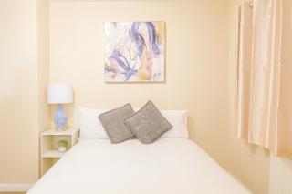 North London Holiday home, Driveway Parking, BBQ and Indoor Jacuzzi hot tub - 9
