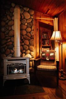 Emmons Suite at Ashford Lodge: Hot Tub, Projector! - 4
