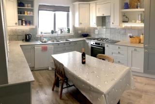 Bright comfy home, sea views and big skies - 8