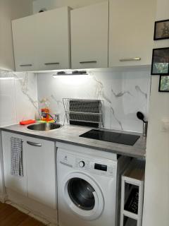Cozy Riverfront Living, 5-Min Walk To Riverside Train - 5