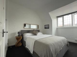 One-Bedroom flat in Cheam Village - 8