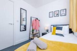 Stylish Four Bedroom House in St Helens by Eason Stays, Ideal for Weekend Getaways & Business Travellers - with Free parking! - 4