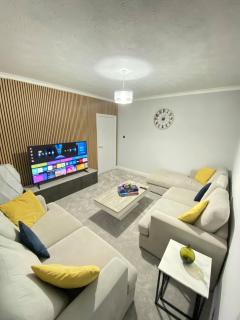 Spacious 4-Bedroom Family Home in Giffnock Glasgow - Pollokshaws - 0