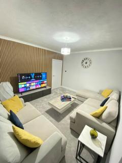 Spacious 4-Bedroom Family Home in Giffnock Glasgow - Pollokshaws - 3