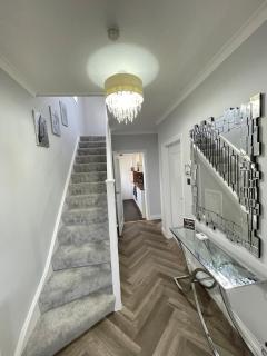 Spacious 4-Bedroom Family Home in Giffnock Glasgow - 7