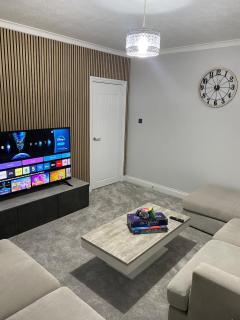 Spacious 4-Bedroom Family Home in Giffnock Glasgow - Pollokshaws - 2