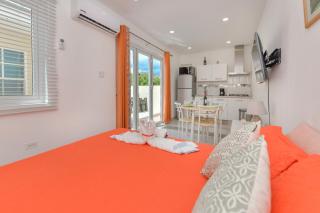Hotel experience with daily housekeeping and laundry - 7