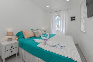 Hotel experience with daily housekeeping and laundry - 4