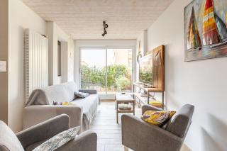 Diane - Beach, Wi-Fi, sleeps 6, Modern and Neat - 0
