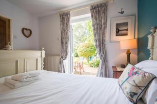 Farm View, ground floor bedroom - 8
