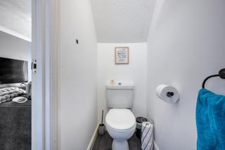 Cozy 2-Bed Home in Middleton - 4