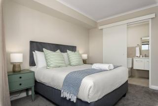 Modern 2 Bed Century City Apartment, Pool and Braai - 9