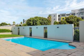 Modern 2 Bed Century City Apartment, Pool and Braai - 6
