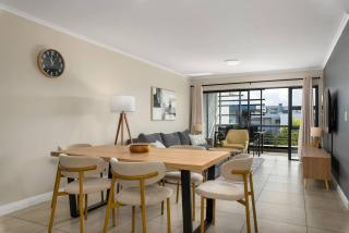 Modern 2 Bed Century City Apartment, Pool and Braai - 5
