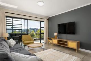 Modern 2 Bed Century City Apartment, Pool and Braai - 2