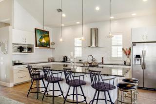 Poolside Paradise - 3