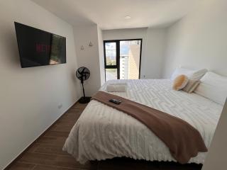 Luxury High-Floor 3 Bedroom Apartment FREE Pool & Gym - 9