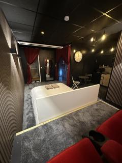 Cocon Jacuzzi et cinéma 4K - 1