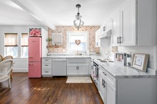 The Pink House in Downtown Clarksville - 8