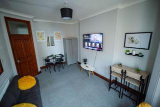 Sea View One Bedroom Apartment in Lowestoft by Eason Stays, Ideal For Weekend Getaways & Business Travellers - with Free parking! - 1