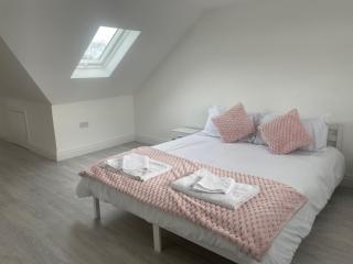 5 Bedroom Modern and Spacious House in London - 3
