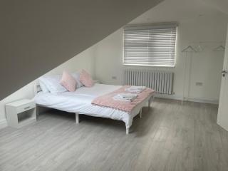 5 Bedroom Modern and Spacious House in London - 4
