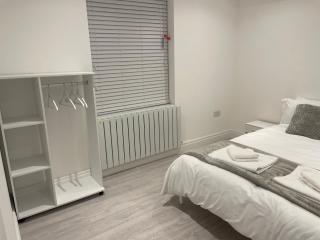 5 Bedroom Modern and Spacious House in London - 6