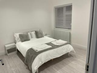 5 Bedroom Modern and Spacious House in London - 7