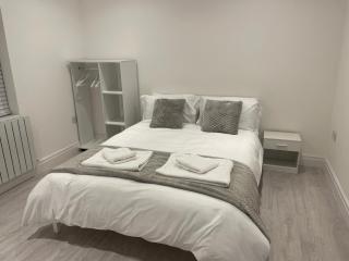 5 Bedroom Modern and Spacious House in London - 9