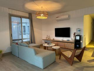 Modern 3BR Duplex in Einbay with Private Roof - 0