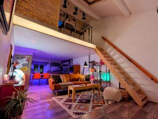 Garage Number 9 Private Urban Loft Apartment with Jacuzzi in Le Dorat - 5