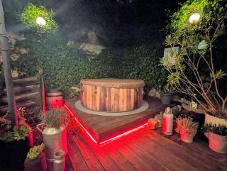 Garage Number 9 Private Urban Loft Apartment with Jacuzzi in Le Dorat - 9