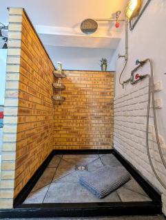 Garage Number 9 Private Urban Loft Apartment with Jacuzzi in Le Dorat - 7