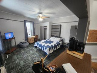 K5 2nd Floor Studio Near MTU, Keweenaw, Great Rates -  - 9