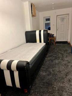 Studio with en-suite and kitchen - 0