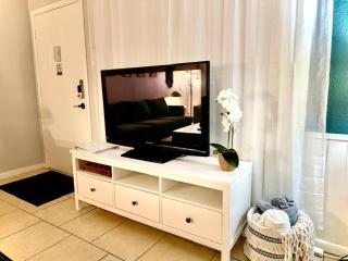 Pristine Montrose Walkable Apt Half Block to Menil Museum - Houston - 6