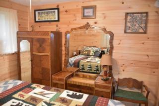 Black Beary Creek Cabin - a Romantic Smoky Mountain Escape - Cozy, Peaceful, Creek-side cabin close to Pgeon Forge, Dollywood, Gatlinburg, the Great Smoky Mountains National Park, and the major attractions in the Smokies - 2