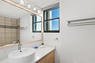 Oceanview Apt With Parking And Steps To The Sand - 3