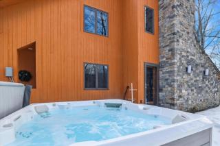 Lakewood Lodge - 4BR, 2BA Ski Home - Private Hot Tub, Wood Fire, Kent Pond & EV Charger - 5